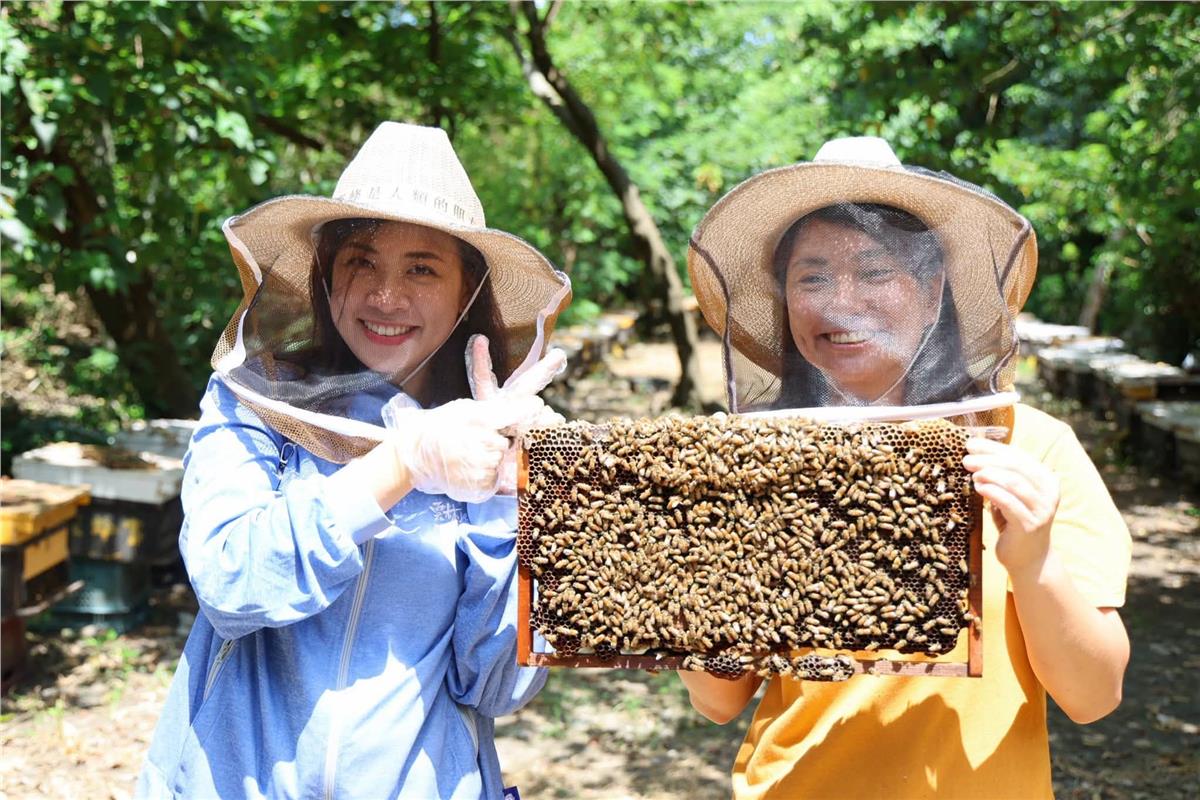 蜂雲養蜂農場,🐝 美麗的處長來到蜂場啦！